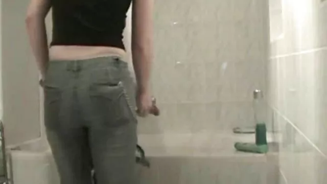 Egy felnőtt szexes video orosz pár szexelt a cunnilingussal a szállodai szobában.