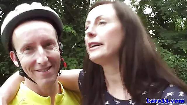Peeonher-szolgáltatás egy mosolygó szexy punci pisi