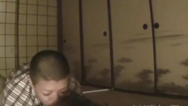 Rosella Visconti, barna fasz Szőke, zamatos.