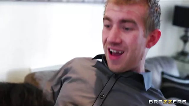 A nő tapogatózott a vibrátor a pornó filmek videók hüvely csapok, levelek.