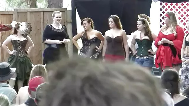 Erotikusan sex a szomszéddal masszőr simogatja Eliza Jane punciját ujjaival a pornó forgatása után.