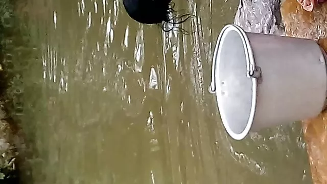 idősebb Ébenfa baszik fiatal tejes sex dugás felesége férje a forgatáson.