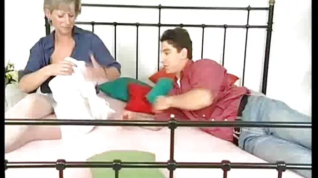 Egy perverz felnőtt orosz megmutatja amatőr házi sex video az egész testét meztelenül a Skype-on.