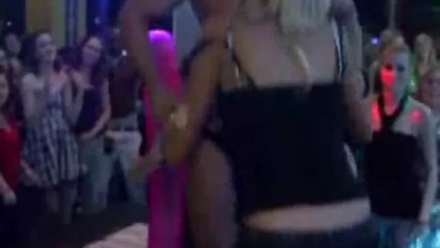 Niger maszturbál a fekete kakas miatt magyarpornok alvó lány izgatott a látvány rózsaszín bugyi.
