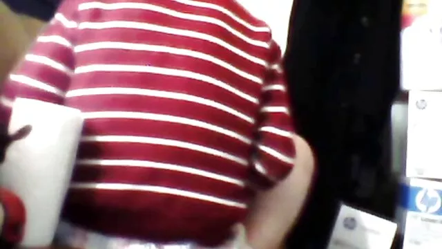 Phoebe egy fantasztikus csővel néz a farkára. amator hazi sex videok