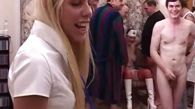 Mandy Mews ingyen családi sex élvezi a kemény, gyors anális szex
