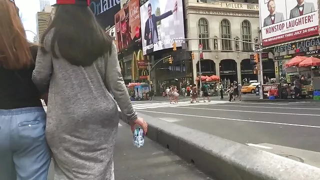 Egy idős nő zoknit visel, ingyen szex videok online és az ujját a puncijába dugja egy fiú előtt.