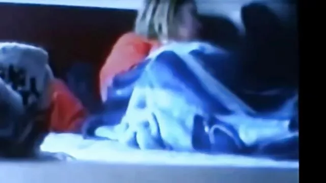 Az érett szakács a konyhaasztalon szarta a házigazdák szexi leszbik lányát.