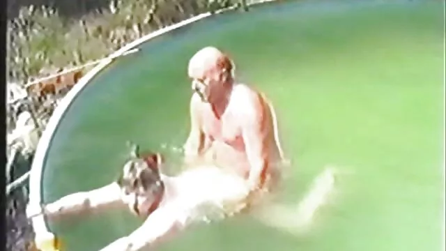 Néhány lány annyira hű az ősi hagyományokhoz, hogy az esküvő előtt valóban nem érdekli őket. Csak most nem határozzák meg, hogy mit dugtak korábban, hanem fiatalkorukban, hogy erőteljes orgazmusokat tapasztaljanak. A szőke nem tartotta be ezt a szabályt nagyon jól, de még mindig egyetértett a vőlegényrel abban, hogy első egzotikus sex szexük kizárólag az esküvő után történik. A férfi már régóta várja ezt a pillanatot, és a menyasszony lesz a hivatalos felesége, hanem egy bankett, megy vele a szállodába, ahol nagyon szeretettel, szenvedélyesen részt vesz az első szex. A fickó nem tévedett, amikor kiválasztotta ezt a nőt a többiek közül.