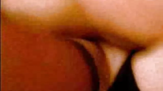 Leskelődik, hogy megcsókolja, szec videók majd maszturbálni egy pár szeretők közelében egy meleg szobában