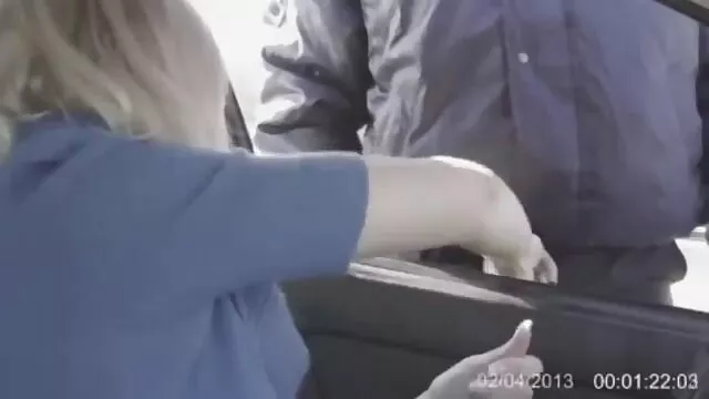 kinézett az ablakon egy aranyos lány, ahogy a csatornába tüzes punci