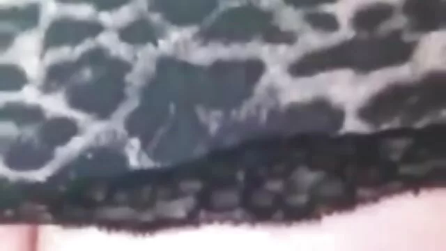 fecske pisi-Tini fecskék pisi során Szopás penzert sex video jelenet