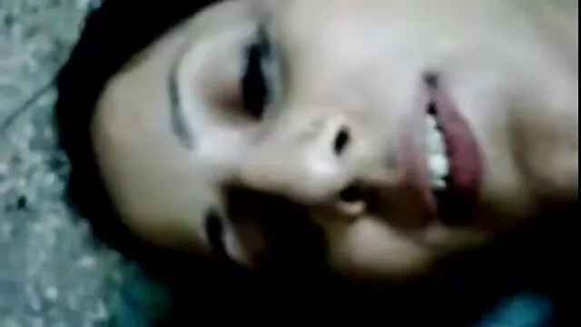 A nővér megpróbálja izgatni a tehetetlen lábmunkát azáltal, hogy megharapja a hármas szex video zsíros kakasát.
