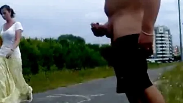 Peta Jensen dugják a nagyit lóg a seggét az autó ablakában.