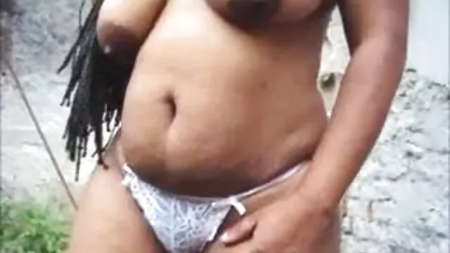Az idősebbikből két iskolás lány és pornó és szexfilmek anya lesz a szájában.