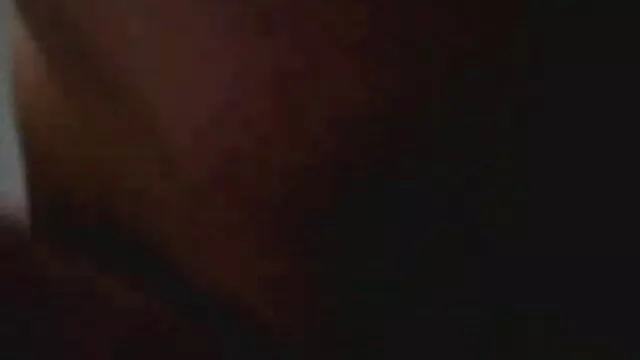 A törpe ad szopás, baszik online pornófilm a főnök a munkahelyen.