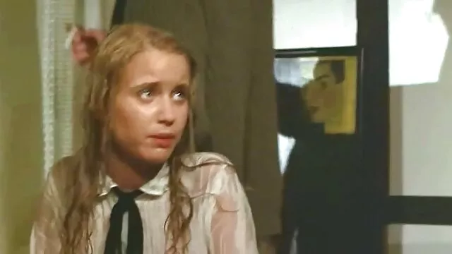 Meztelen Sztriptíz nyalogatja a nyakát, mint egy fasz eroszakos sex videok