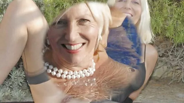 A partner nem sajnálta a lány szűk punciját a kutya pina szex stílusa alatt