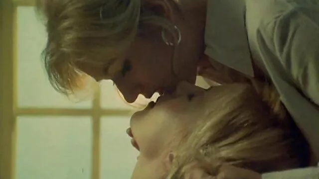 A maszturbáció a sexmagyar fürdőszoba padlóján