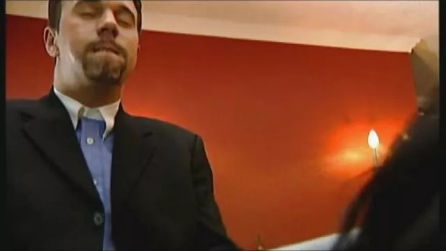 Kazah xemale szexfilm baszik a seggét ujjait a kamera előtt.