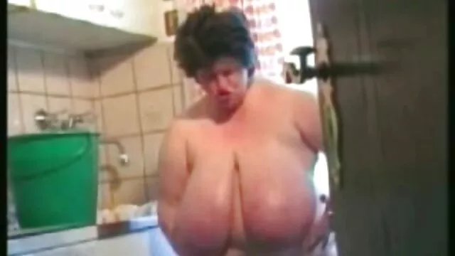 Nicole sex tanárnő Aniston rávette a medencés fickót, hogy tépje szét a kolbászt, és szopogassa.