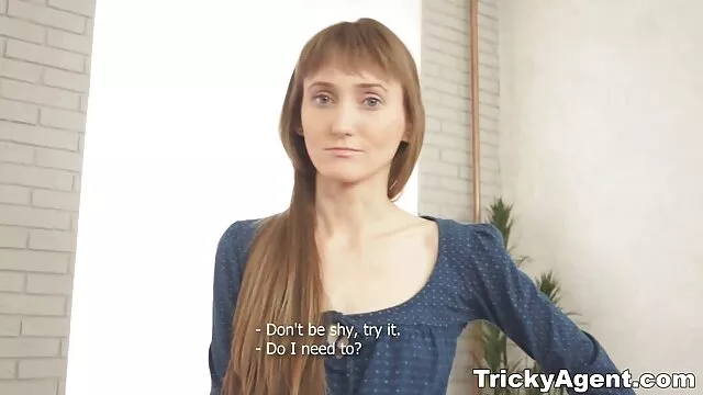 Kocka, nagy farok durva porno videok baszva lány punci, valamint a seggét a konyhaasztalon